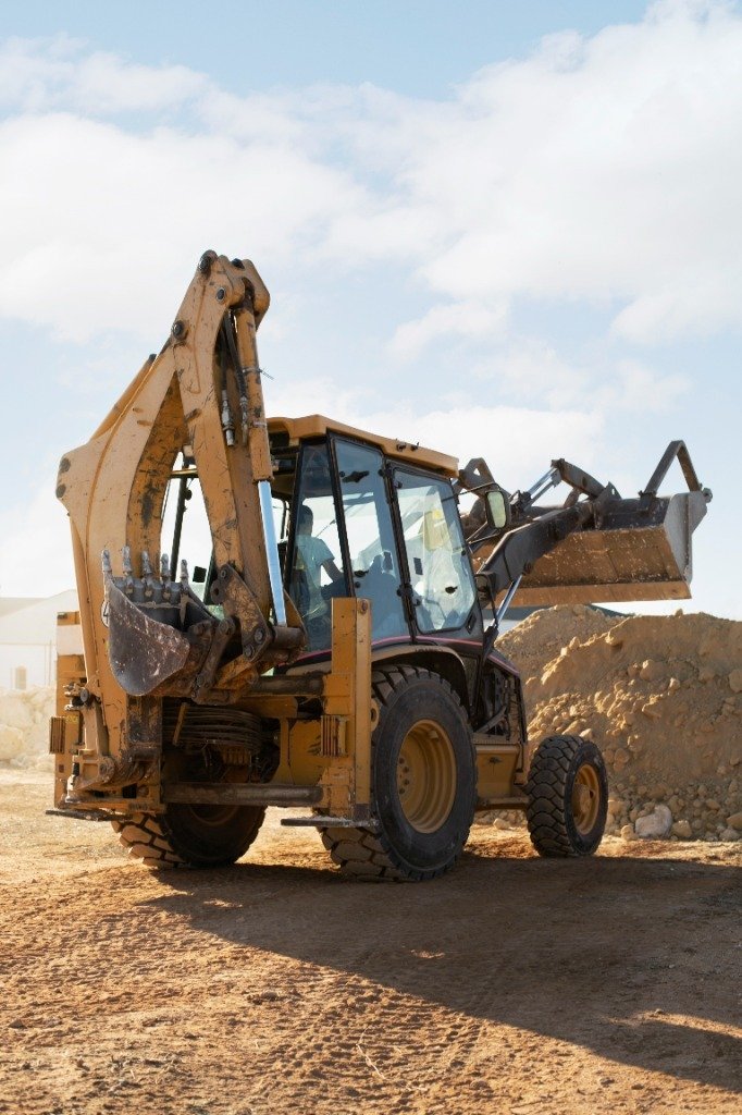 Al Quraish earthmoving, aggregate handling, and industrial logistics fleet